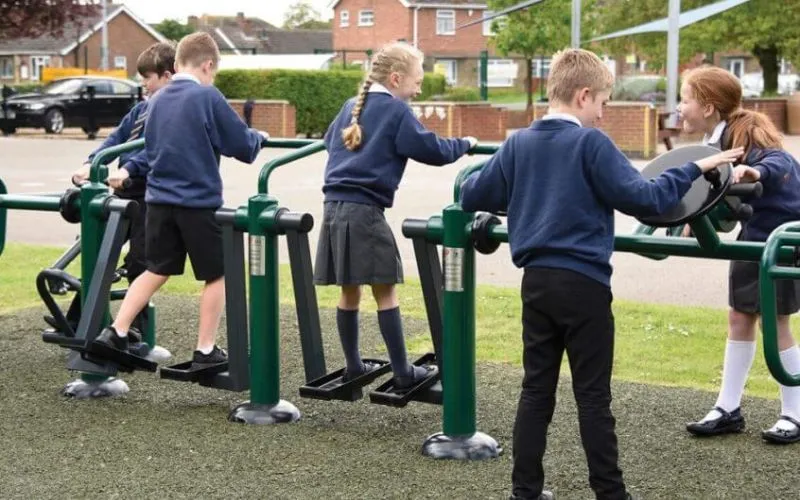 Thiết bị nội thất phục vụ hoạt động thể chất và thư giãn, bổ sung cho bàn ghế