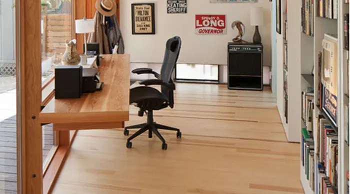 Thiết kế bàn làm việc kiểu treo độc đáo hướng ra cửa sổ yên tĩnh