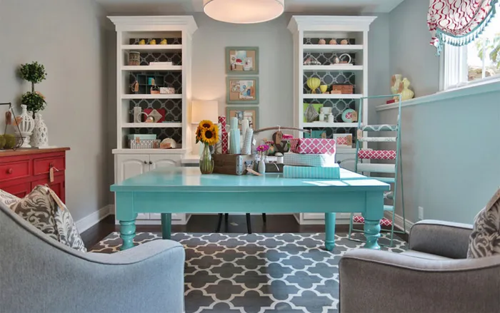 Thiết kế bàn làm việc với gam màu nổi bật thu hút sự chú ý