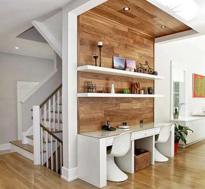 Bàn làm việc với thiết kế kèm đèn trần chiếu sáng chuyên dụng