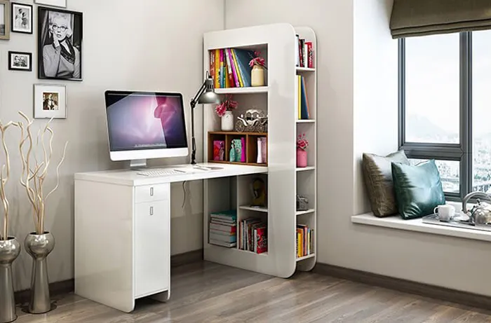 Bàn làm việc áp tường với thiết kế tủ sách màu trắng hiện đại