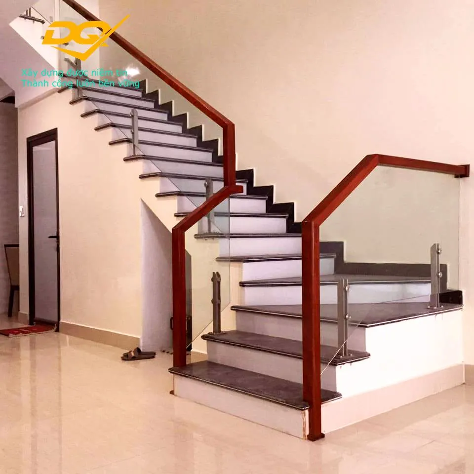 Thiết kế cầu thang kính gỗ phù hợp với các căn biệt thự sang trọng