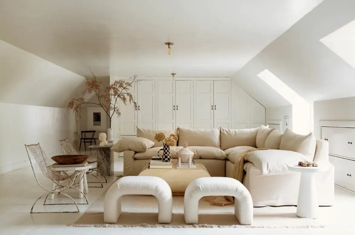 Thiết kế phòng khách nhà 2 tầng với tông màu nâu trắng hài hòa