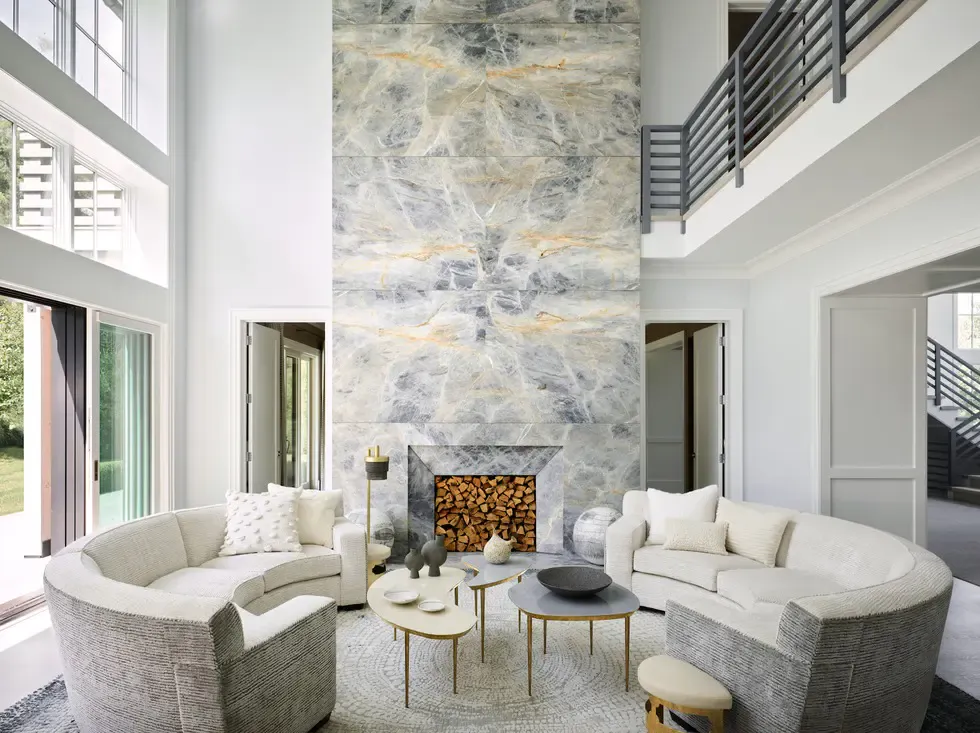 Lựa chọn nội thất ghế sofa theo hình vòng cung tạo cảm giác không gian gần gũi