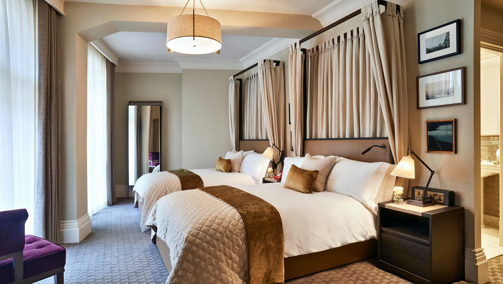 Phòng nghỉ với tông màu kem ấm áp