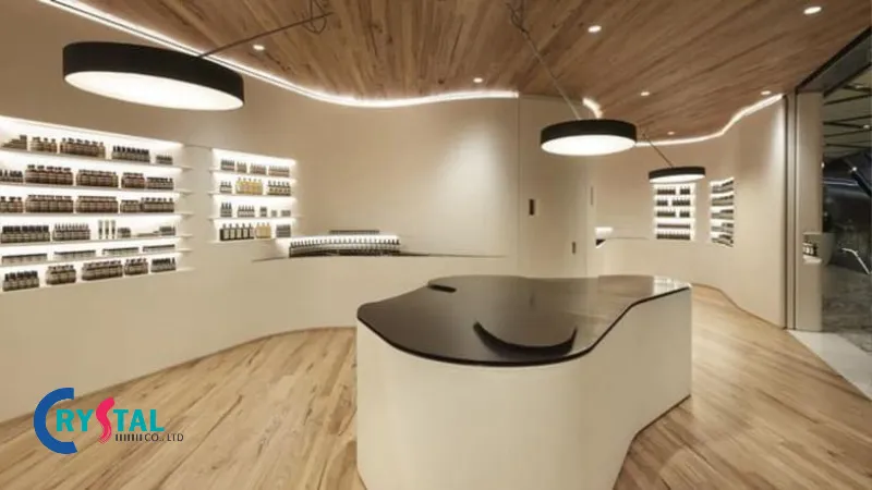 Thiết kế nội thất showroom mỹ phẩm sang trọng với tone màu be trung tính làm chủ đạo