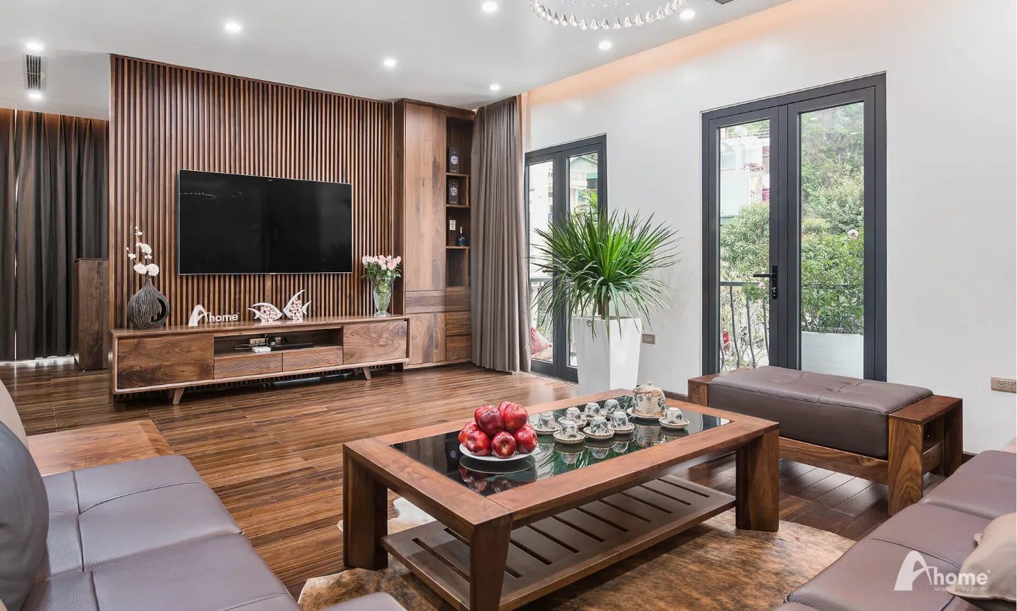 Phòng khách biệt thự Vinhomes với tường ốp gỗ óc chó