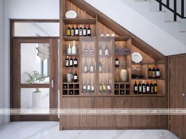 Thiết kế tủ rượu phòng khách ở khu vực cầu thang giúp tiết kiệm tối đa diện tích