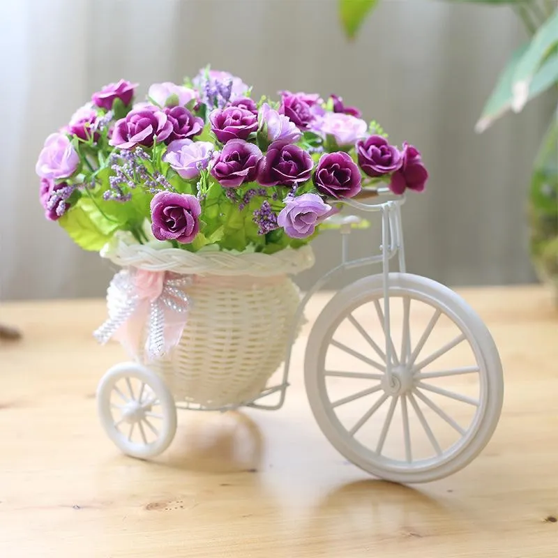 Xe đạp chở hoa trang trí với hoa tươi