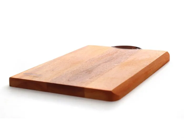 Thớt gỗ xà cừ hình chữ nhật với logo thương hiệu