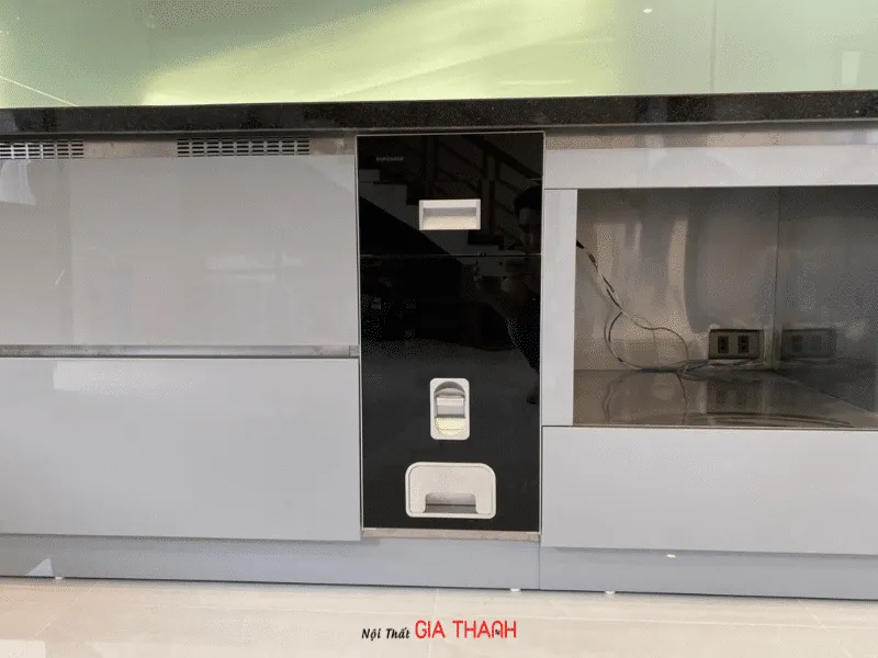 Cận cảnh thùng tủ dưới inox 304, cánh Acrylic