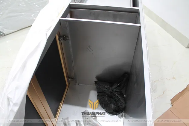 Cận cảnh thùng inox 304 của tủ bếp inox cánh kính