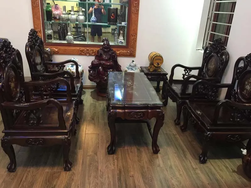 Không gian phòng khách nổi bật cùng bộ bàn ghế gỗ trắc cao cấp, tạo điểm nhấn ấn tượng