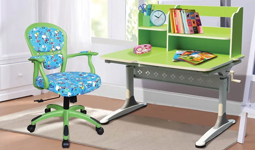 Bàn học thông minh Hòa Phát được thiết kế mặt bàn gắn liền với giá sách