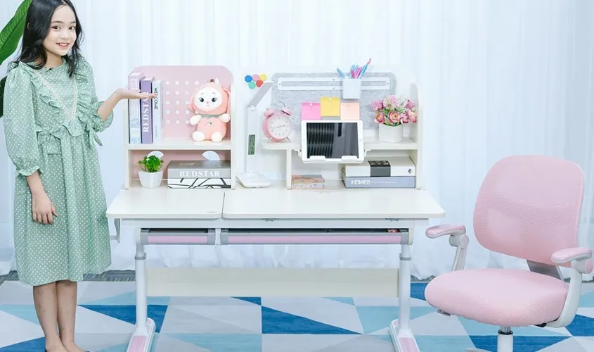 Bàn học có cấu tạo gồm 3 phần chính là mặt bàn, chân bàn, kệ tủ