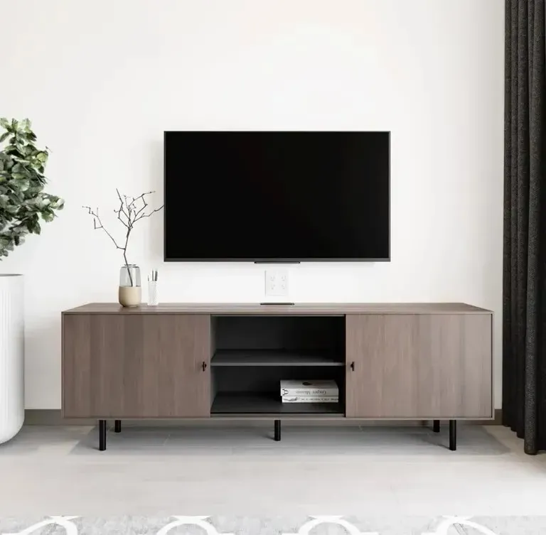 Kệ tivi tận dụng không gian giữa để đặt rượu trang trí