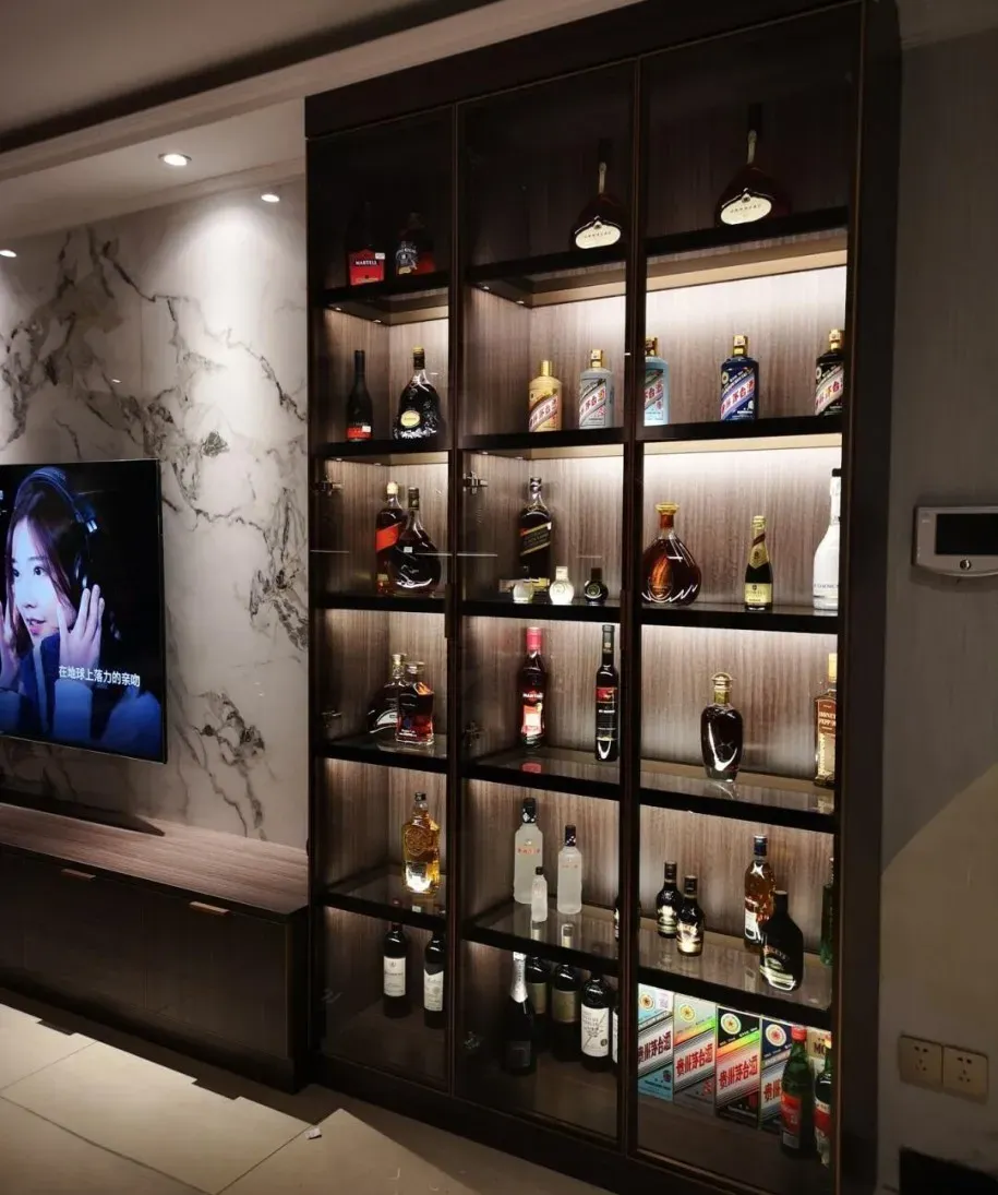 Kệ tivi kết hợp tủ rượu hiện đại được nhiều gia chủ lựa chọn