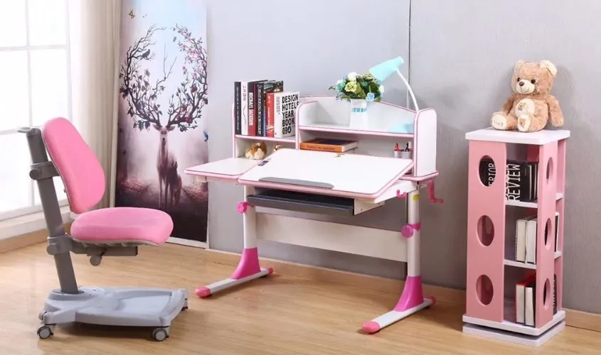 Bàn học thông minh với nhiều các tiện ích như hộc tủ, giá sách