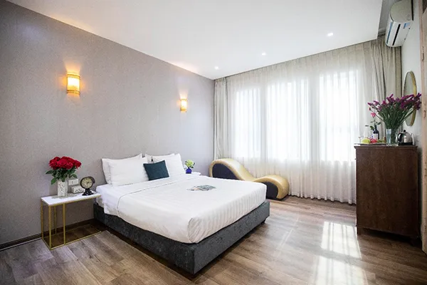 Khách sạn có ghế tình yêu đơn giản nhưng không kém phần tinh tế, tạo sự thăng hoa