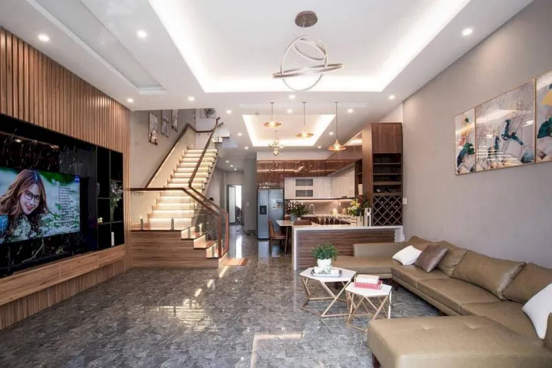 Trần giật cấp nhiều lớp, kết hợp đèn chùm pha lê tinh xảo khiến không gian toát lên vẻ sang trọng