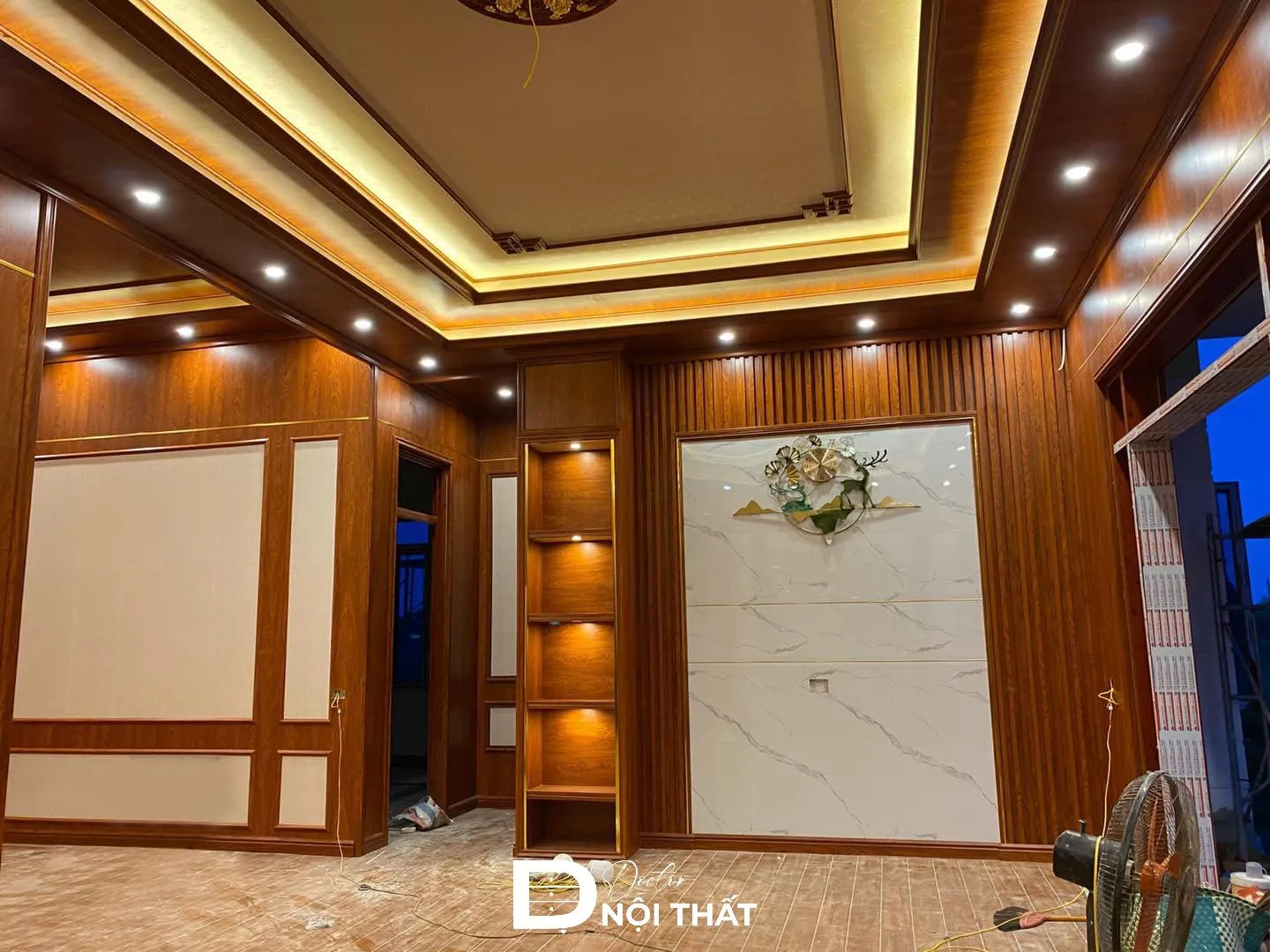 Trần nhựa PVC giả gỗ kết hợp đèn LED trong phòng khách hiện đại