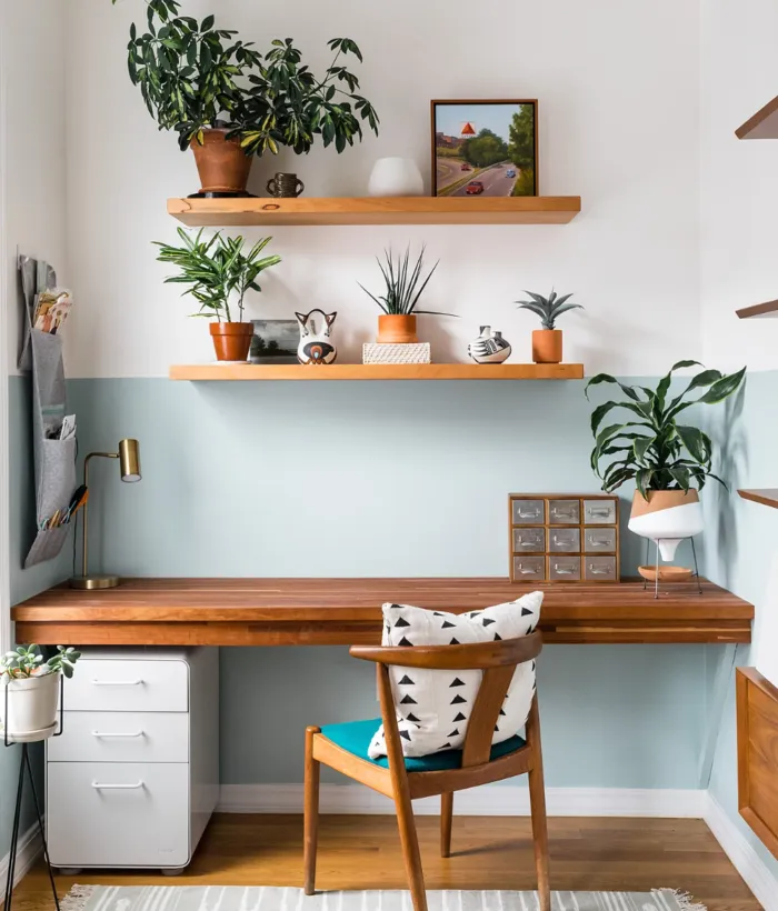 Tráng trí bàn học bằng kệ treo tường