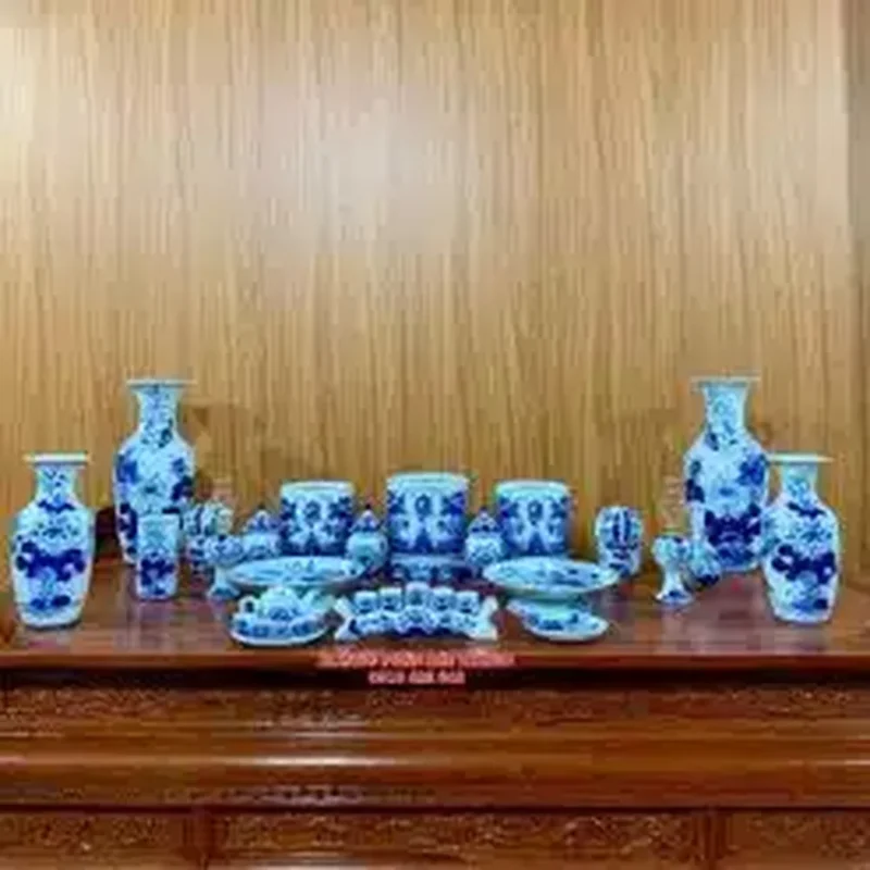 Trang trí bàn thờ với bộ đồ thờ men lam tạo không gian tâm linh trang nghiêm
