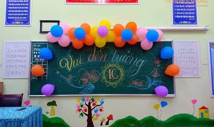 Trang trí bảng bằng bóng bay đầy màu sắc