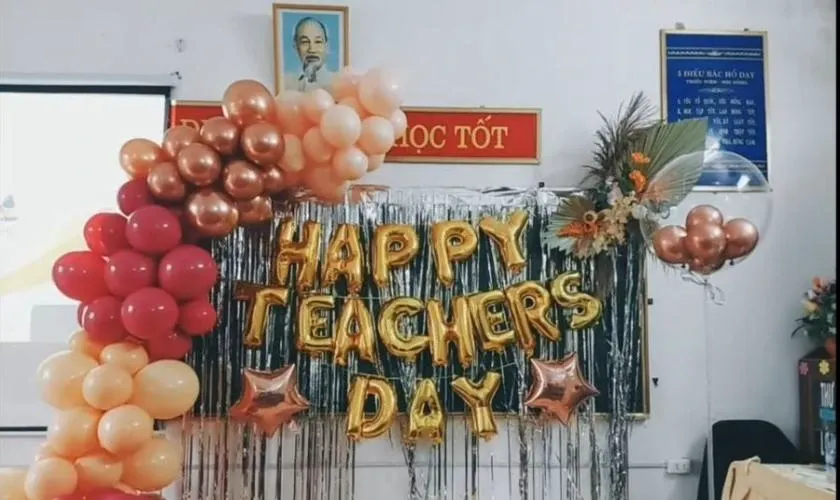 Bóng bay tạo điểm nhấn cho bảng 20/11