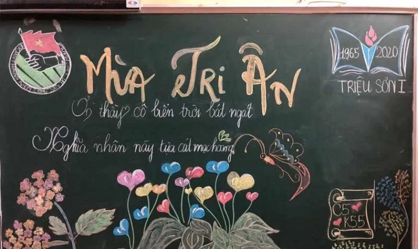 Bố cục hoa đẹp mắt cho bảng lớp