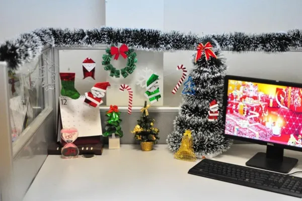 Trang trí dịp Noel tại bàn làm việc