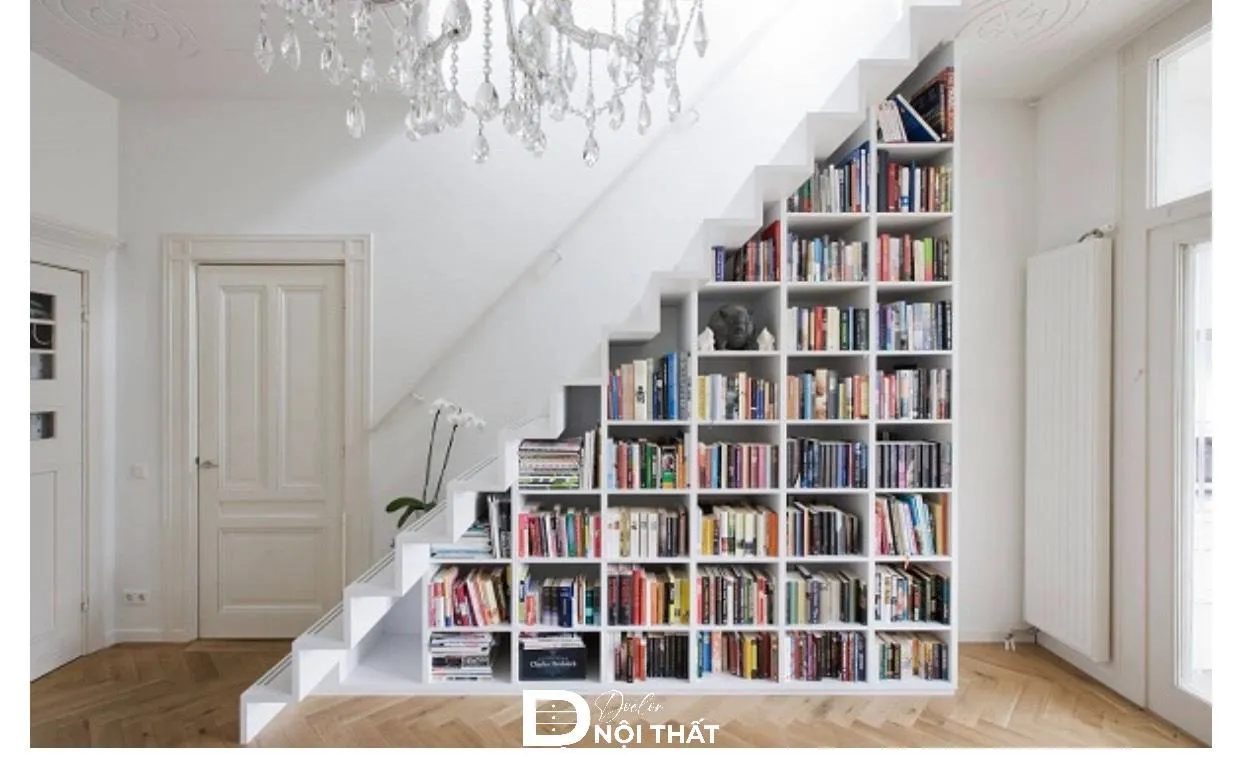 Kệ sách gỗ tự nhiên bố trí theo tầng bậc dưới gầm cầu thang