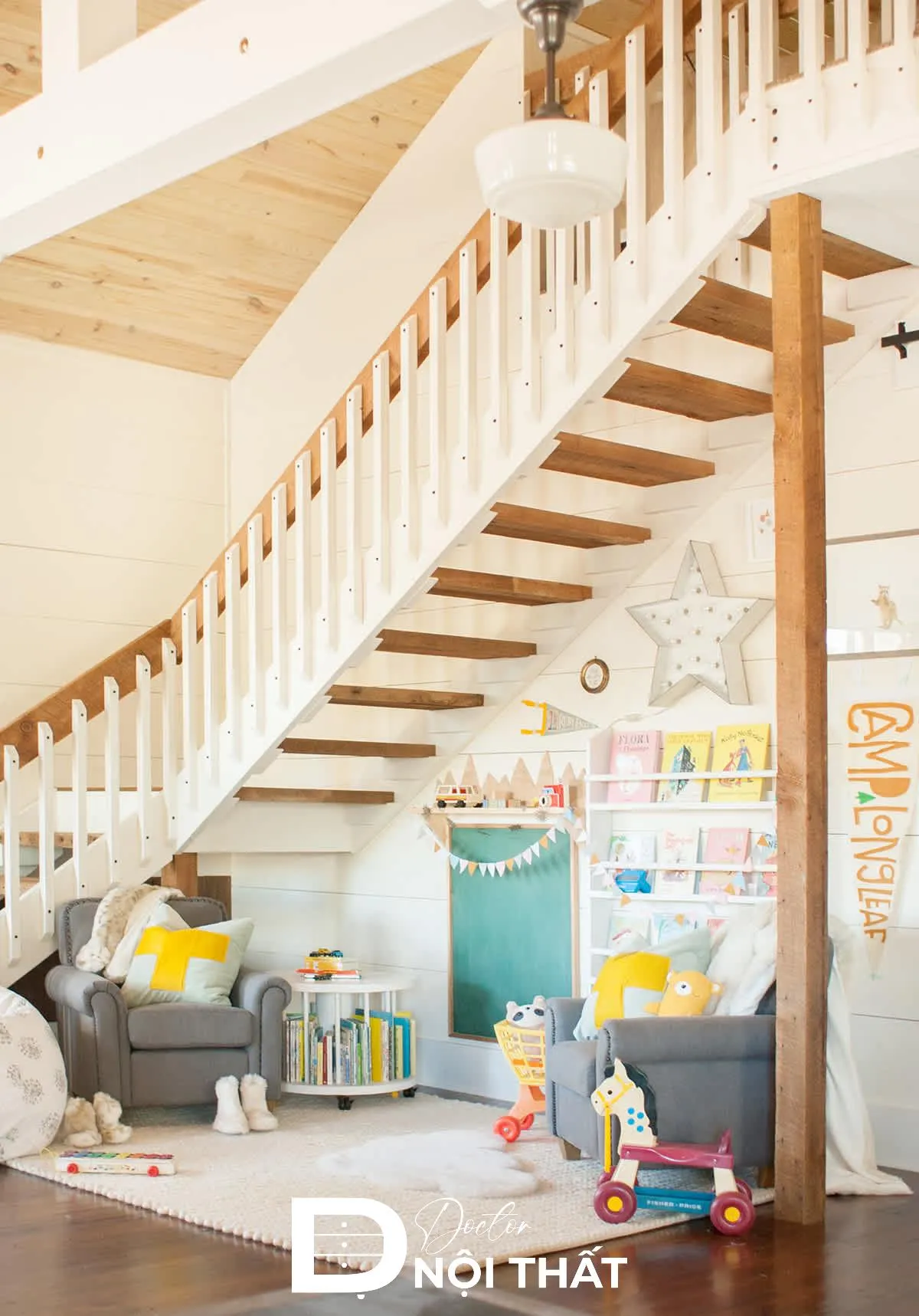 Góc chơi Montessori với thảm xốp và đồ chơi gỗ