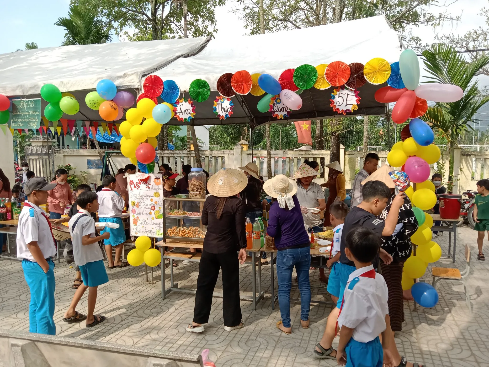 Trang trí gian hàng ẩm thực trường học
