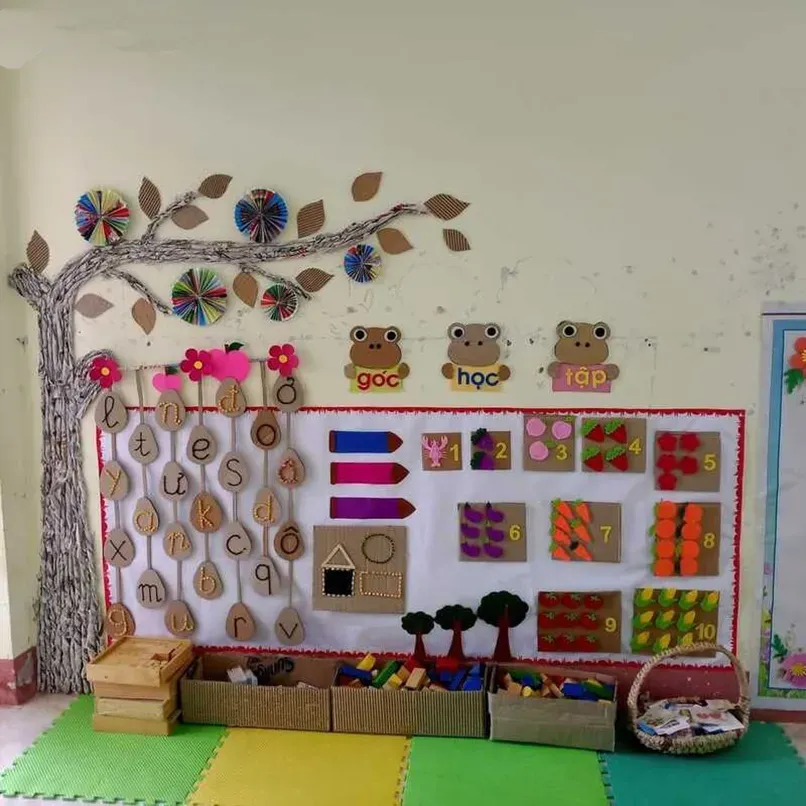 Góc toán mầm non với đồ dùng gỗ tự nhiên và bảng số tương tác