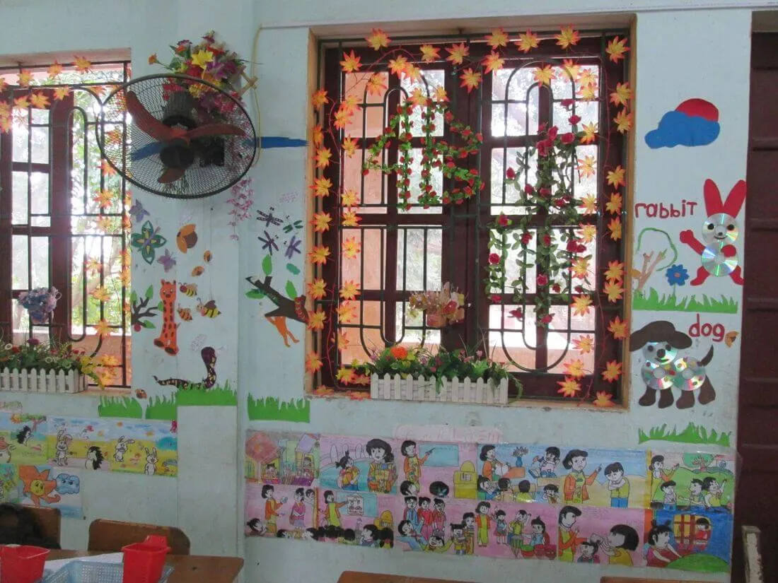 trang trí cửa sổ lớp học tiểu học