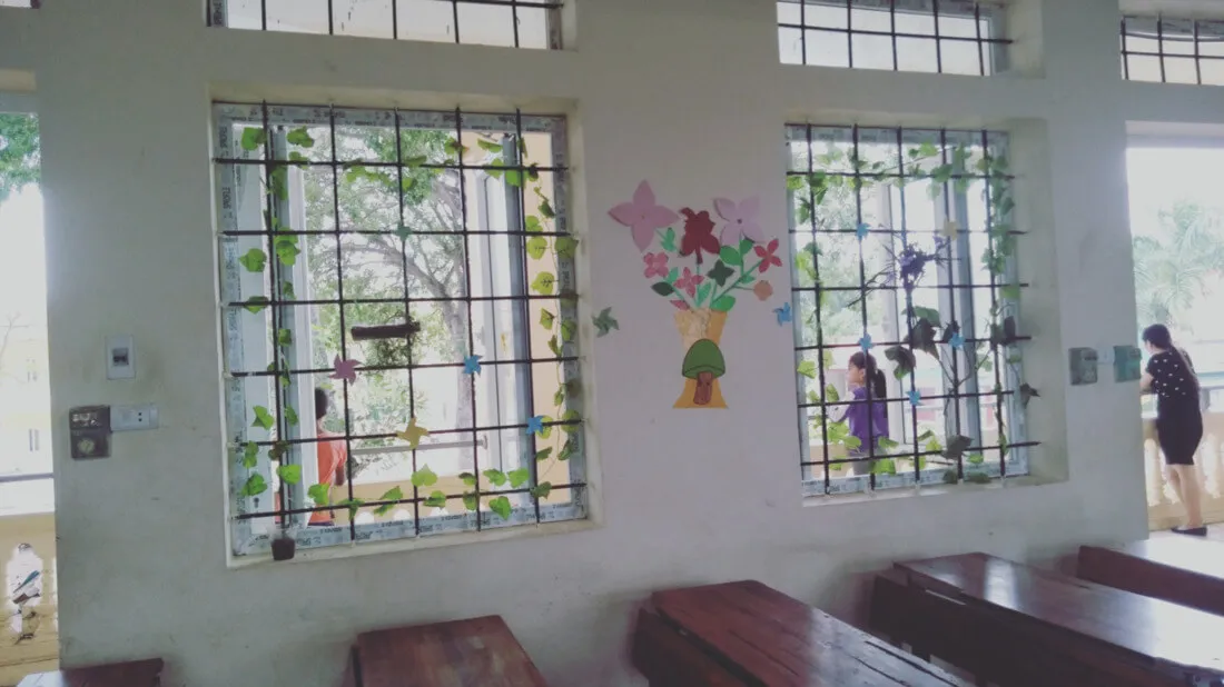 trang trí cửa sổ lớp học tiểu học