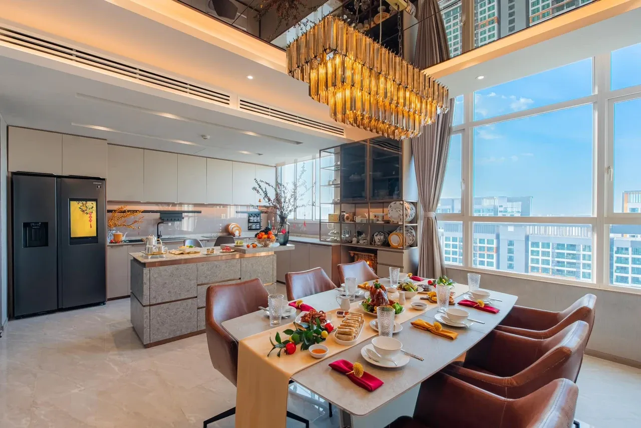 Trang trí bàn ăn ngày Tết sinh động, ngập tràn sắc màu dưới anha đèn chùm lung linh