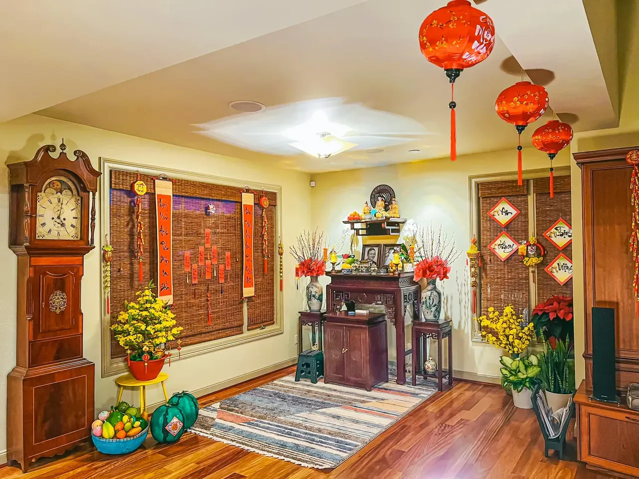 Trang trí bàn thờ gia tiên ngày tết sang trọng, trang nghiêm cùng với 2 bình hoa sứ tinh tế