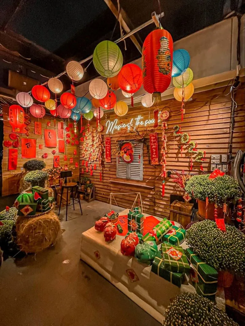 Sử dụng mành tre làm background chụp hình trong nhà với các câu đối ấn tượng