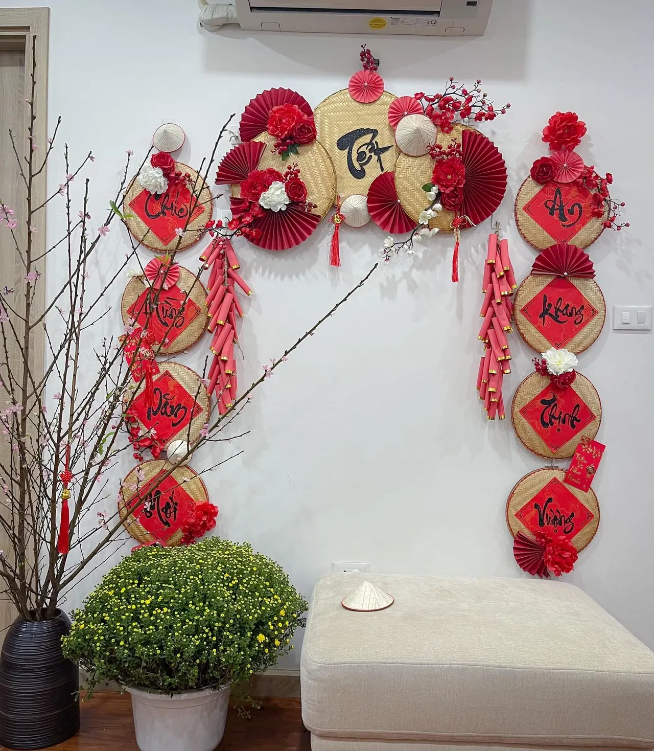 Trang trí bằng dây pháo giấy, giấy đỏ gấp quạt... kết hợp cùng những chậu bông đẹp mắt
