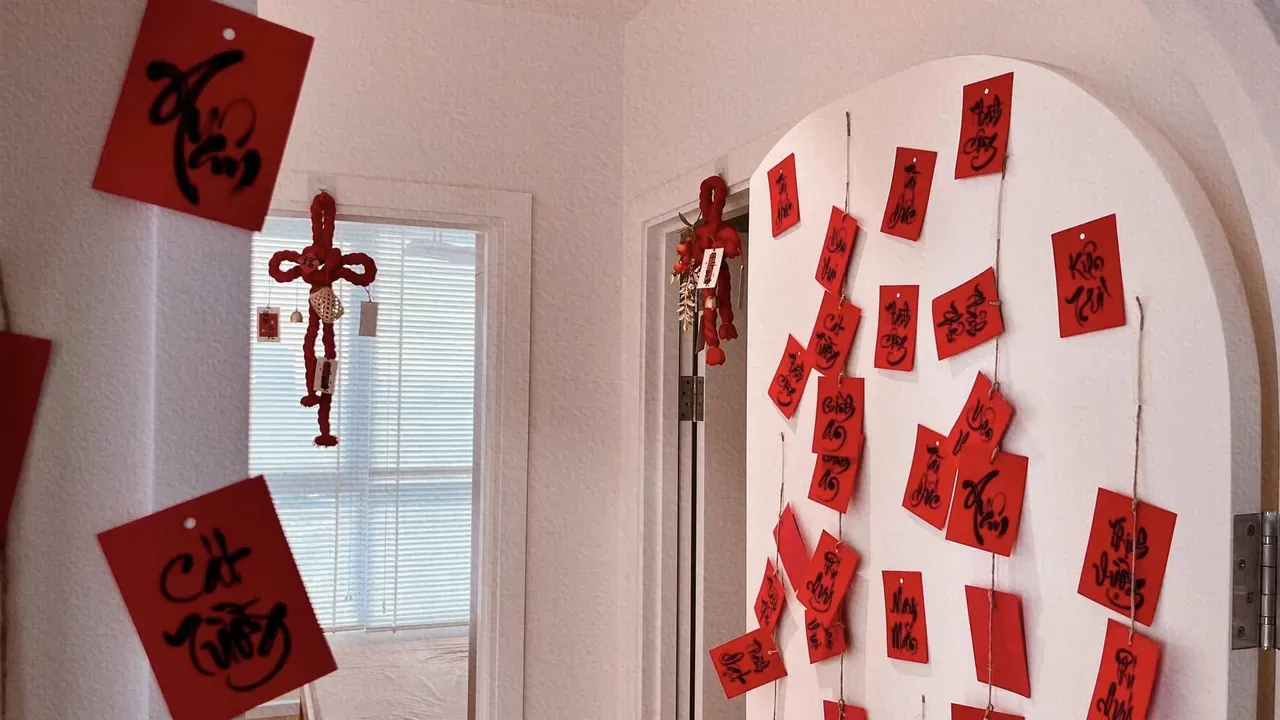 Trang trí bao lì xì, giấy đỏ thủ công câu chúc...Trên nền tường trắng nổi bật