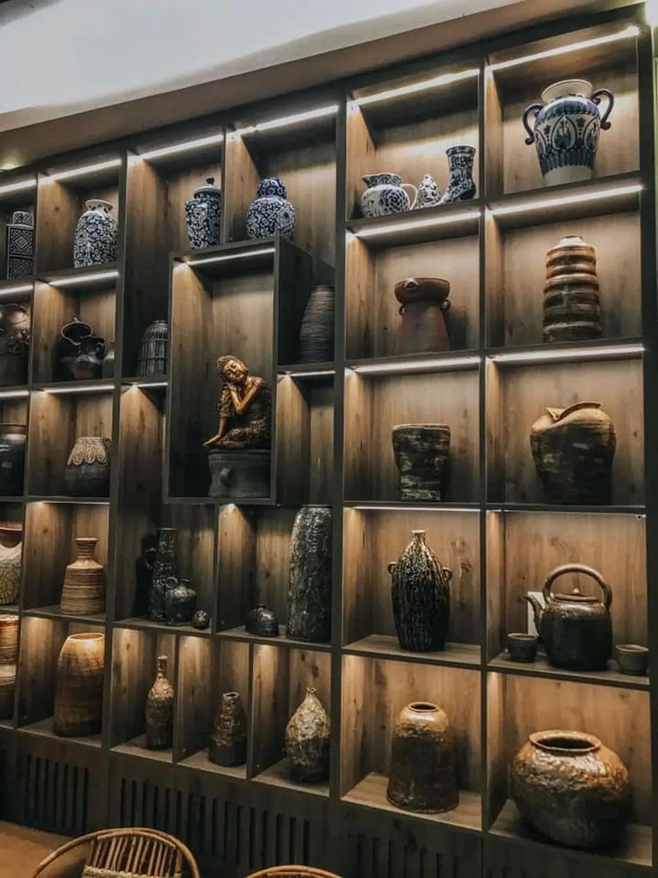 Sử dụng các dạng gốm sử hoài cổ sang trọng, trưng bày trên hệ tủ gắn đèn led đẹp mắt