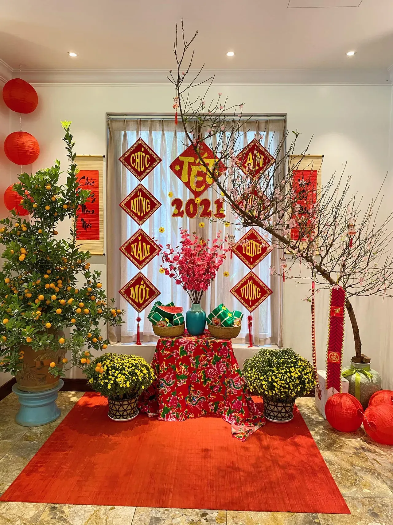 Sử dụng câu đối đỏ để trang tri không gian nhà cửa dịp Tết, câu hợp cùng cây cảnh