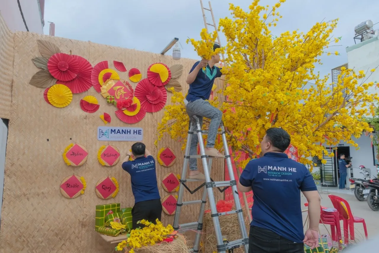 Điểm tô thêm đồ vật handmade trên mành tre để nổi bật hơn