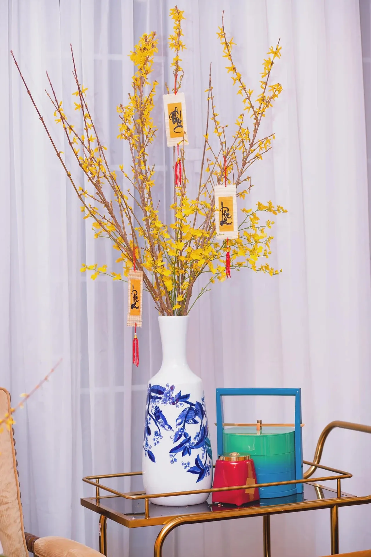 Tạo điểm nhấn cho không gian với bình gốm sứ chưng mai đẹp mắt, kết hợp cũng dây treo phụ kiện