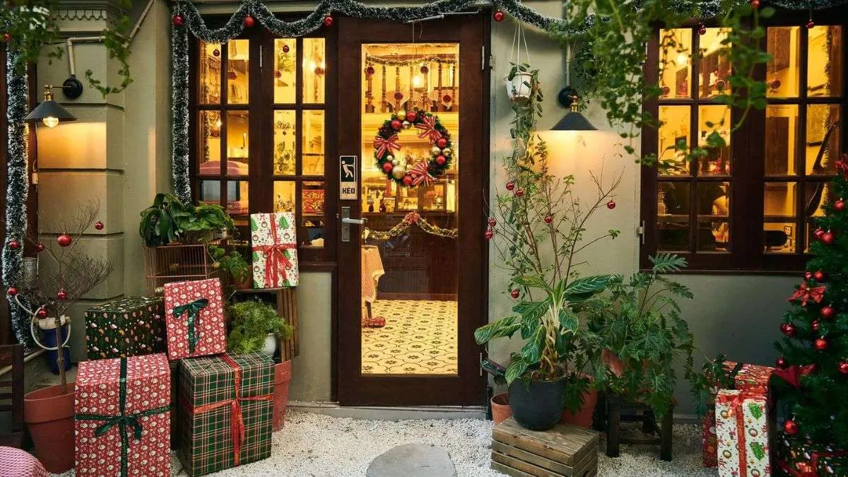 Dây kim tuyến để tạo hình và trang trí Noel trước cửa nhà