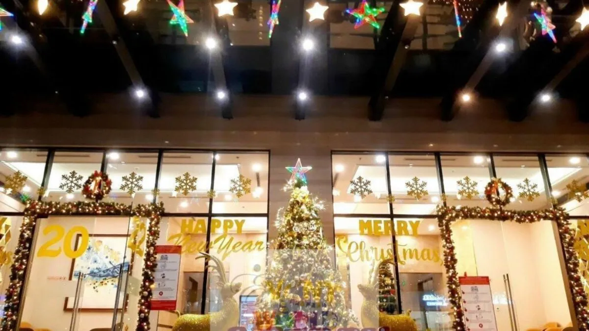 Trang trí cửa Noel rực rỡ với đèn LED vàng rực rỡ