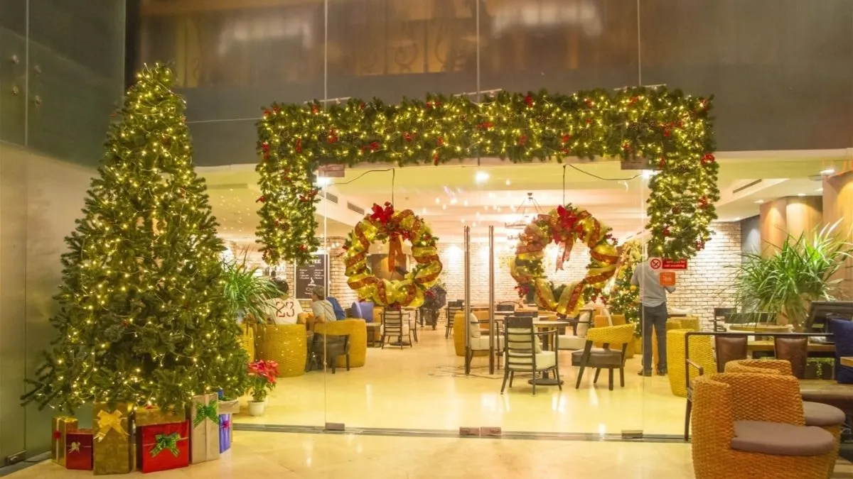 Decal và đèn LED trang trí cửa kính Noel