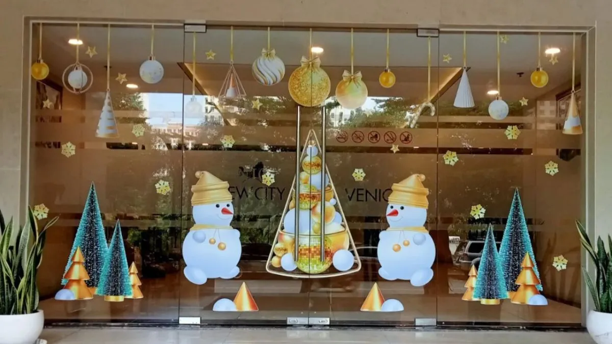 Cửa kính Noel sáng rực với đèn LED